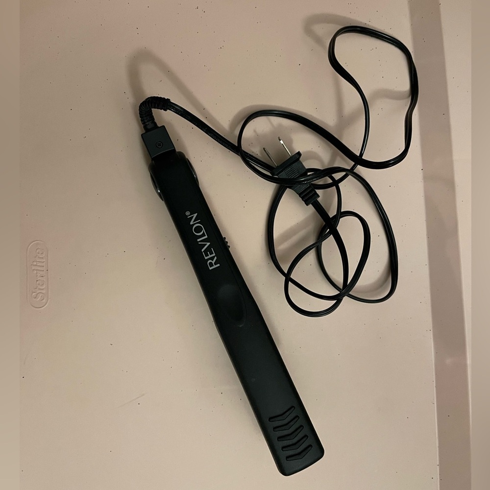 Revlon Ceramic Flat Iron RVST2043 EUC